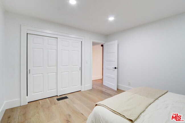 Building Photo - 456 S McKnight Rd