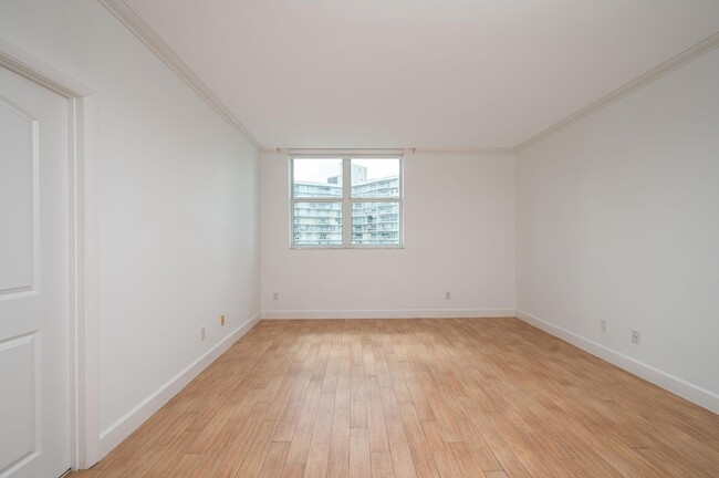 Building Photo - 2475 Brickell Ave