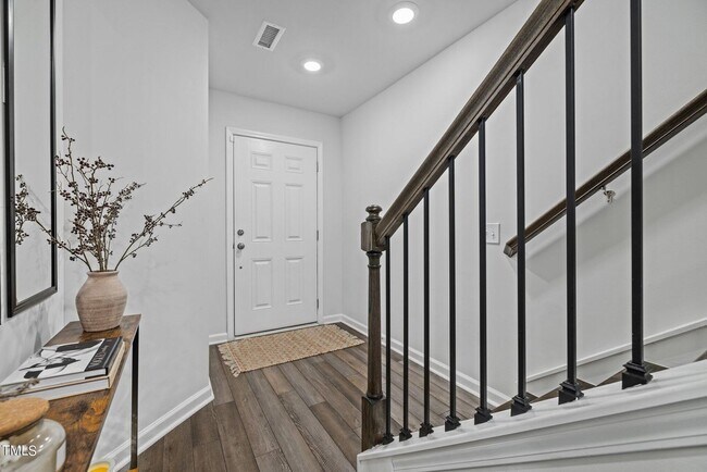 Building Photo - Beautiful Townhome!