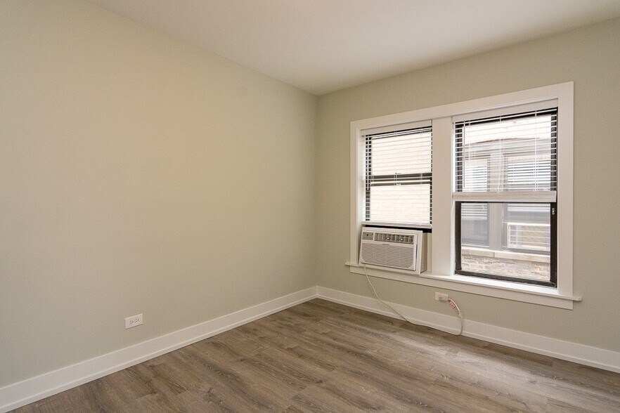 Building Photo - 711 W Brompton Ave