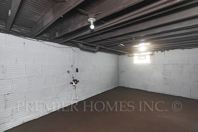 Building Photo - 3 Bed Home with Large Yard & Detached Garage – $1,495/mo