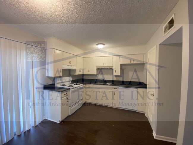 Building Photo - Duplex in NLR-Free Rent