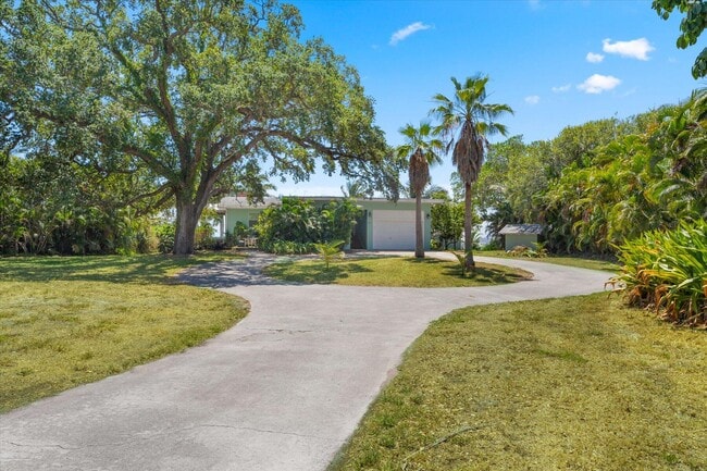 Building Photo - 850 NE Ixora Dr