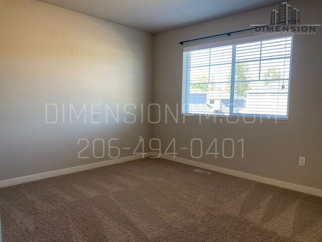 Building Photo - Spacious 4 Bed, 2.5 Bath Home with Garage ...