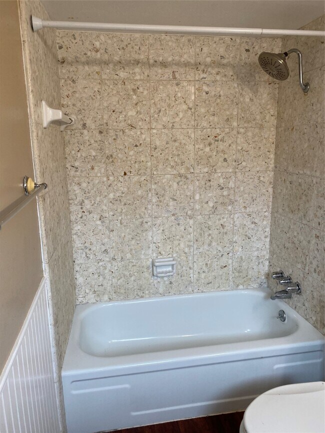 Building Photo - 415 N Forest Blvd