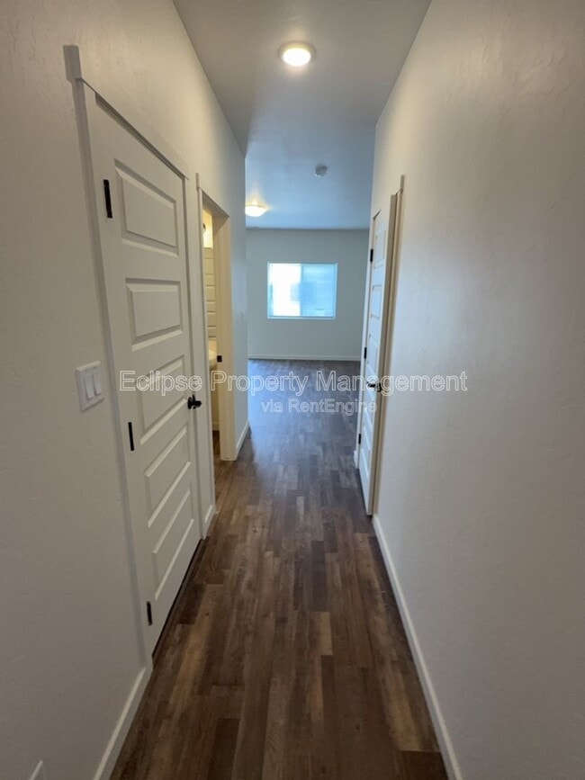 Building Photo - 250 Sasha St