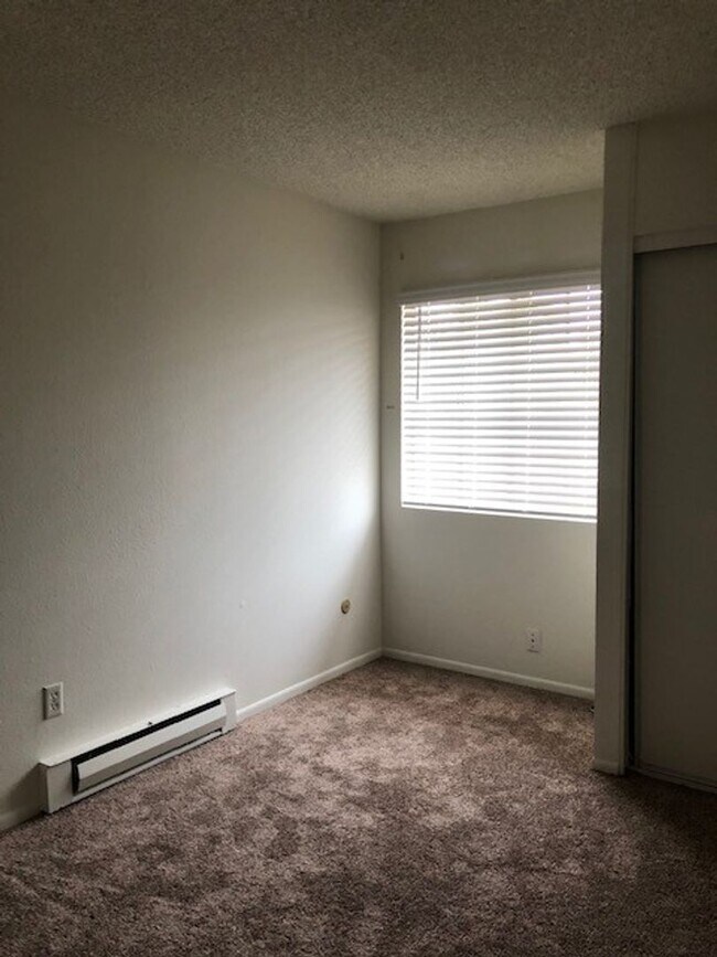 Building Photo - 4 bed-2 bath Single Story House with 2-Car...