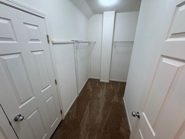 Building Photo - Great Two Story Large Bedroom, Bath Downst...