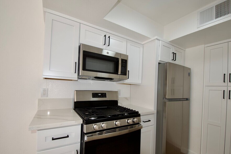 Building Photo - 10914 Camarillo St