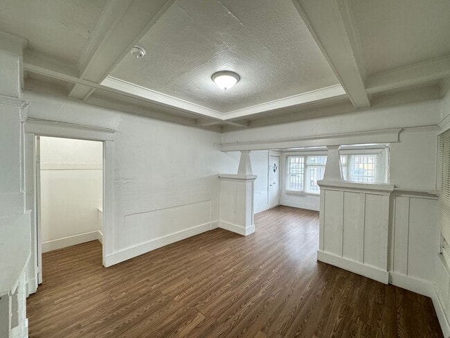 Building Photo - 458 W Vernon Ave
