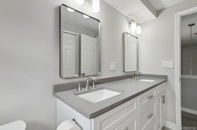 Building Photo - 6879 Brookshire Dr