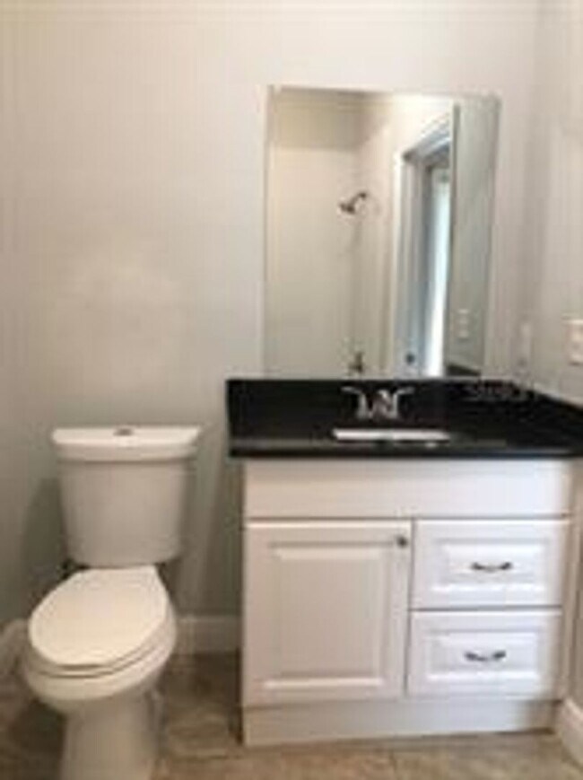 Building Photo - 2 Bedroom / 2 Bath Bungalow in Sanford's Historic District!