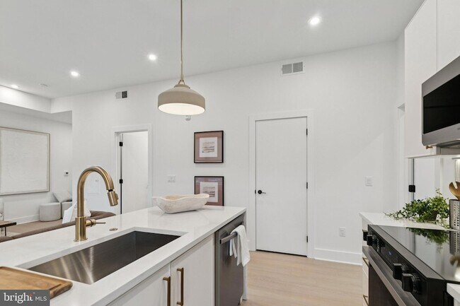 Building Photo - 30 W Allens Ln