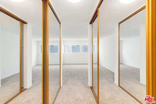 Building Photo - 825 S Gretna Green Way