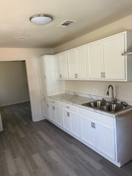 Building Photo - 4865 Beechwood Dr