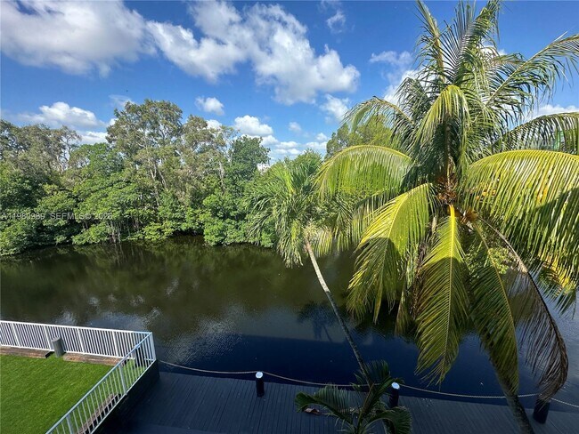 Building Photo - 1400 NE 56th St