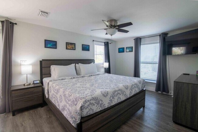 Building Photo - 915 3rd St