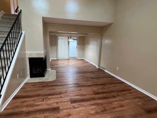 Building Photo - (2) bedroom Town-House w/ new Dining Room ...