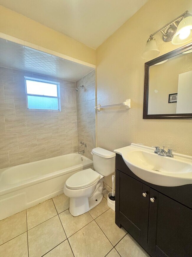 Building Photo - 2538-2540 Elm Ave