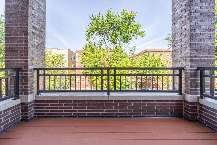 Building Photo - 4139 N Kenmore Ave