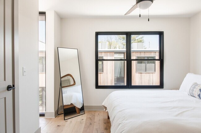 Building Photo - 315 NE Burwood Mews