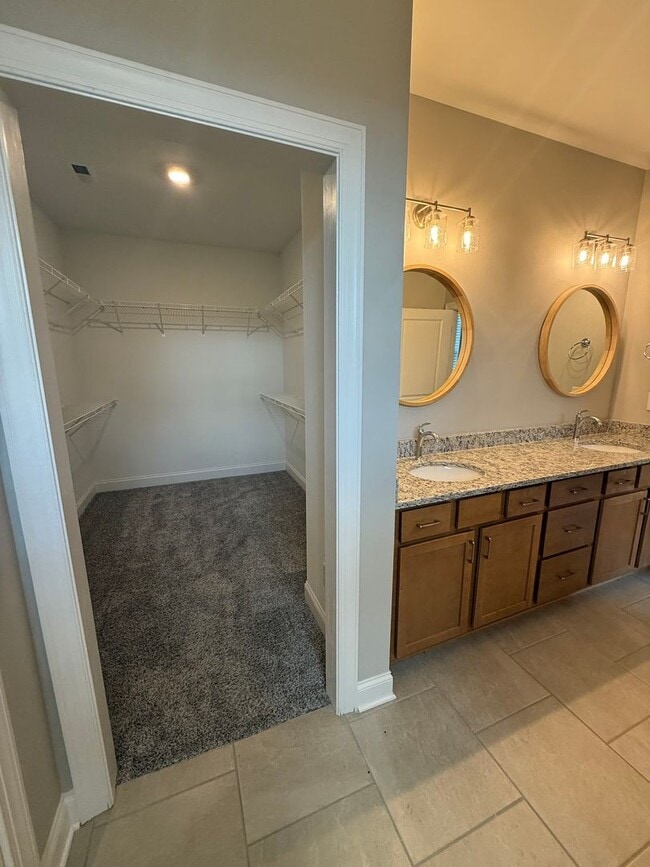 Building Photo - For Lease – Spacious Townhome in Hixson