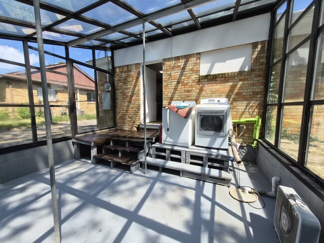 Building Photo - 464 Carol Dr