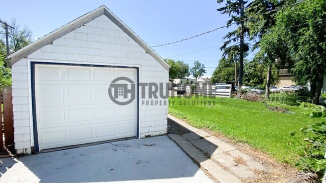 Building Photo - Spacious 5-Bedroom Home – Pet-Friendly and...