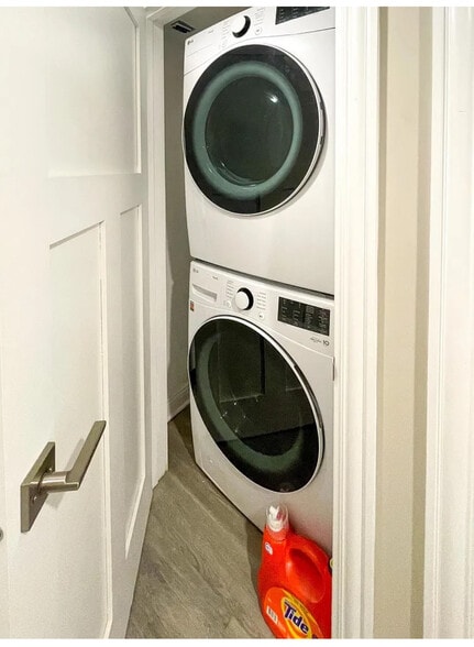 Building Photo - 2730 N Wilton Ave