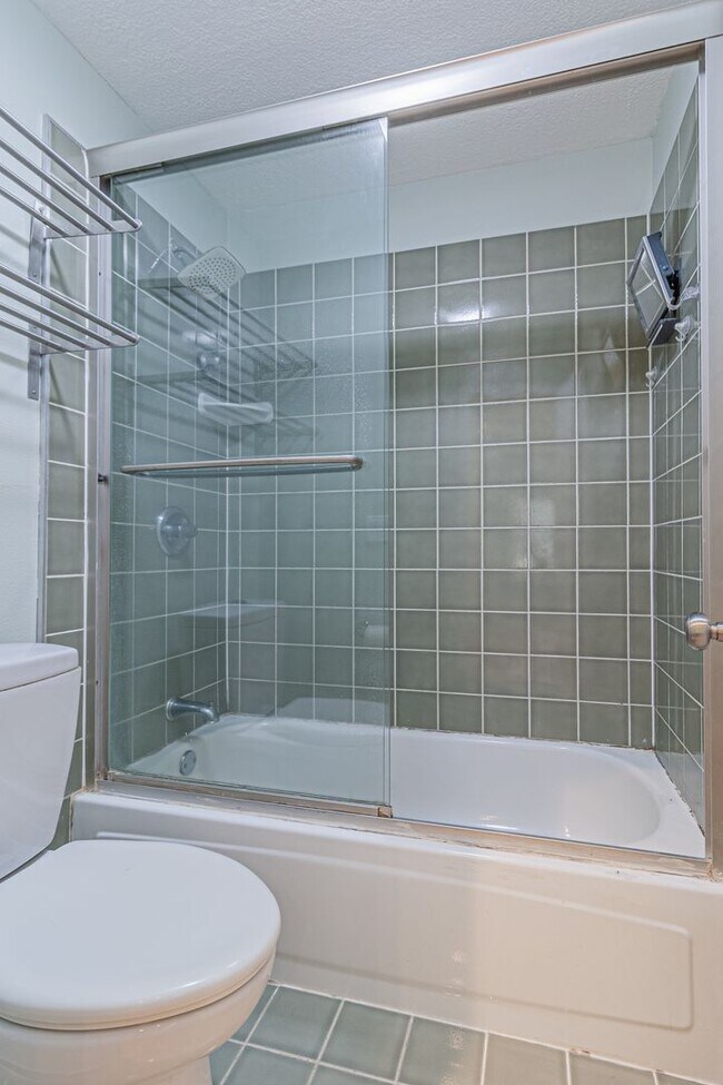 Building Photo - Modern Design 3 Bedroom 2 Bath, 2 car Gara...