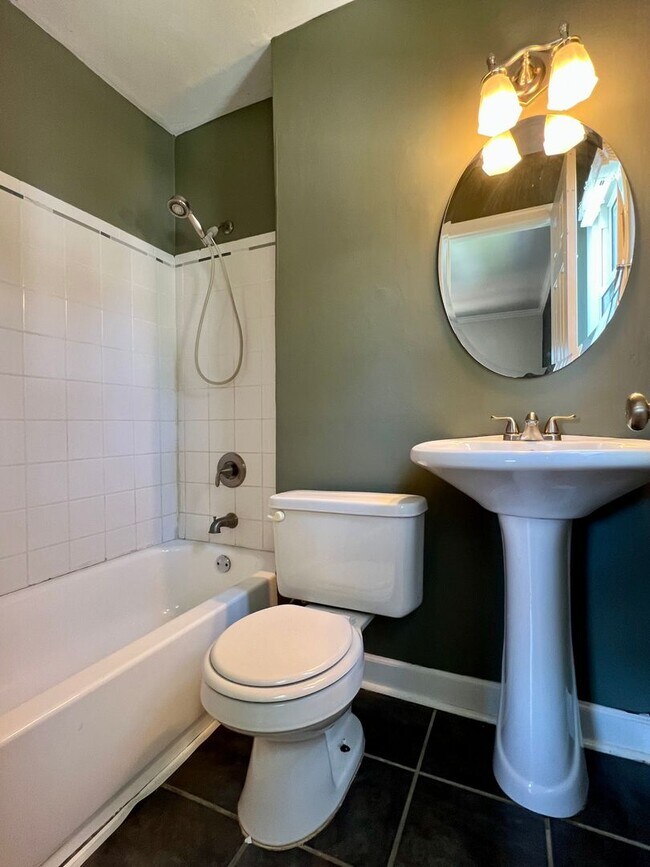Building Photo - Charming Rancher in the Heart of Colonial ...