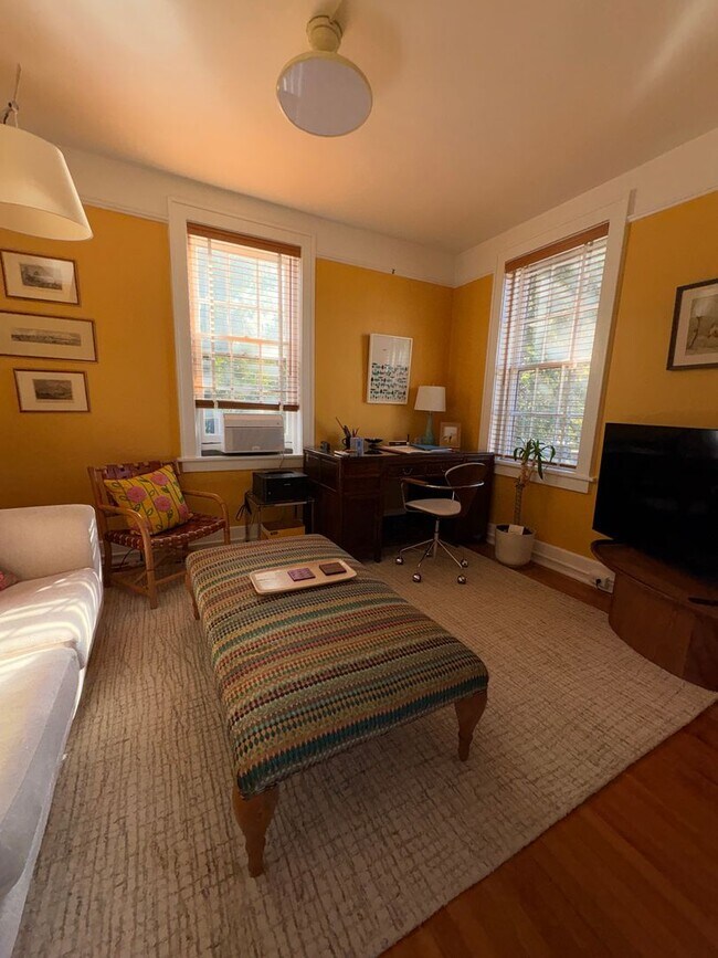 Building Photo - Charming Second-Floor Condo in Historic Fi...