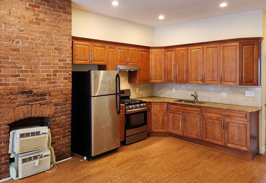Building Photo - 244 Whiton St
