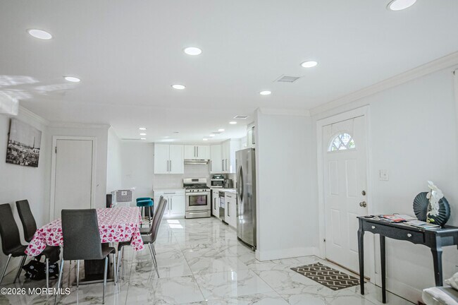 Building Photo - 295 Roosevelt Ave