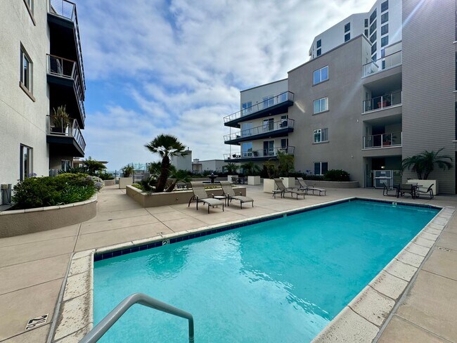 Building Photo - Gorgeous 3 Bed, 2 Bath Unit with Ocean Views