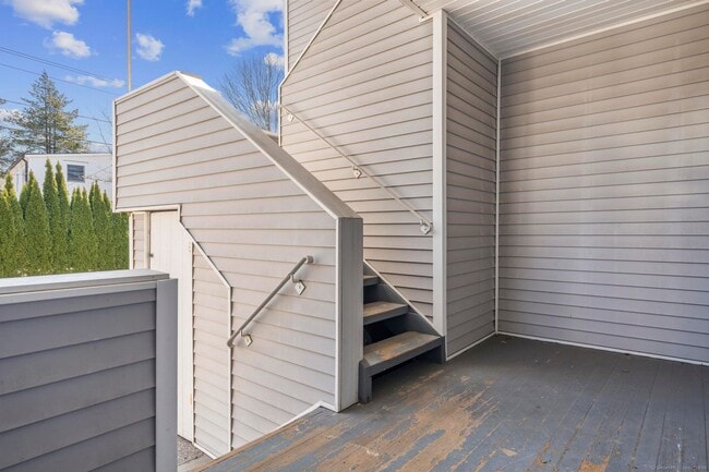 Building Photo - Newly Renovated 1 Bedroom Apartment