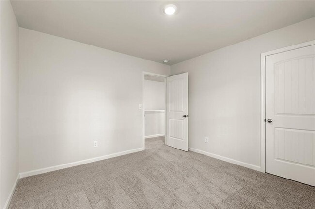 Building Photo - 127 Landsdowne Way SE