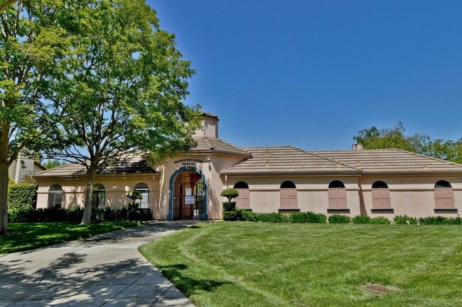 Building Photo - 166 Blackstone Dr