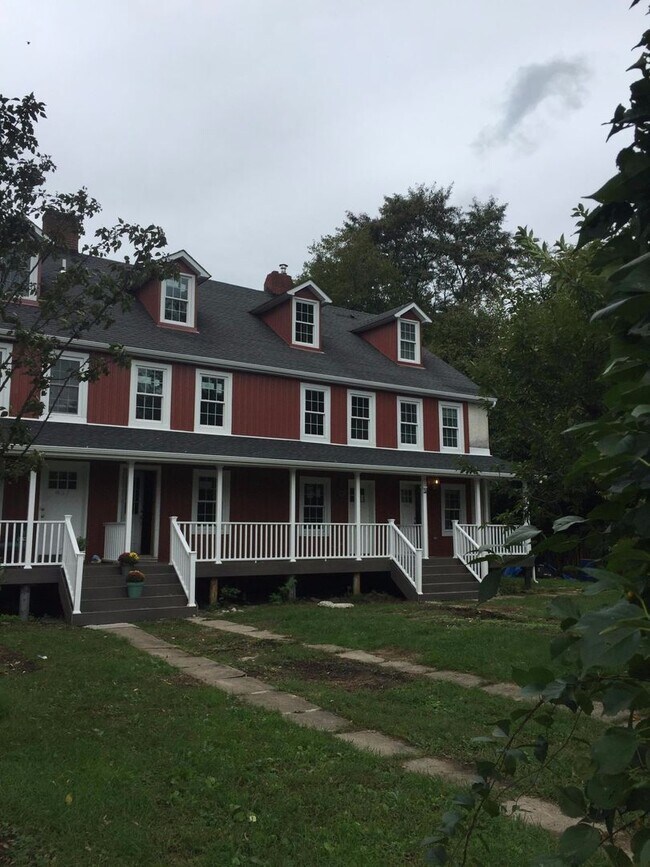Building Photo - Beautiful Renovated 2 bedroom home with of...