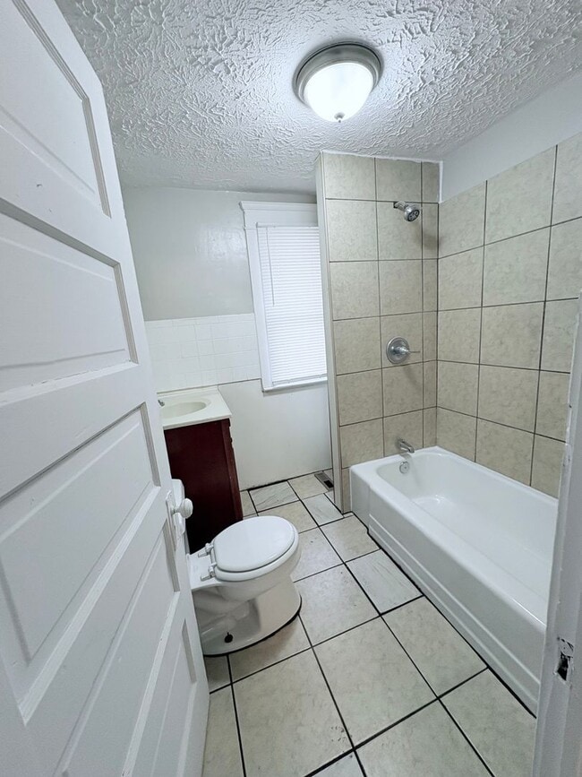 Building Photo - Charming 2 Bed 1 Bathroom in Warren Ohio!