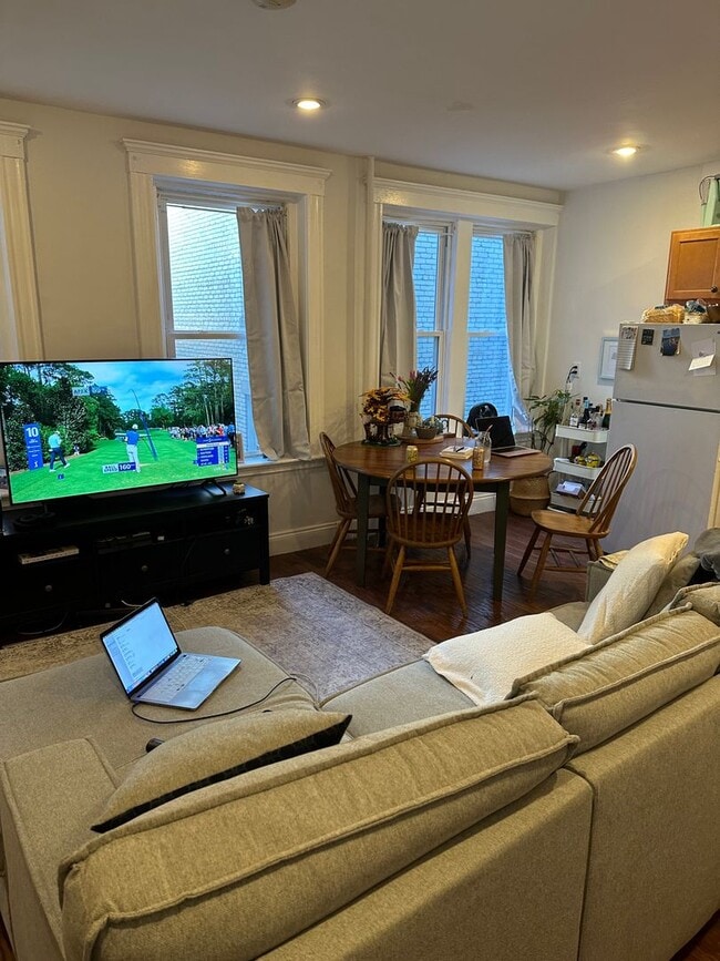 Building Photo - Don't miss out on this amazing deal!