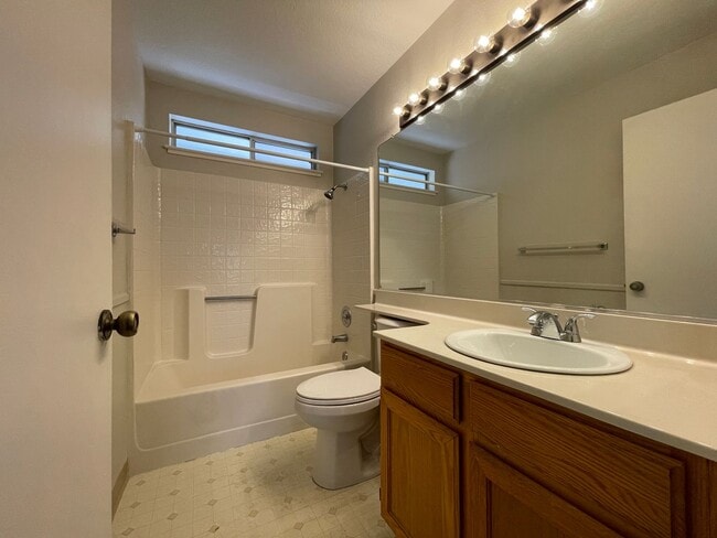 Building Photo - 1080 Camellia Ln