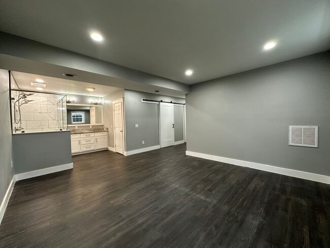 Building Photo - 4 Bedroom/3 Bathroom House in Piney Flats, TN