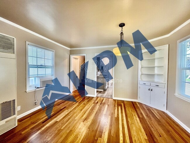 Building Photo - 401 W Mariposa Ave