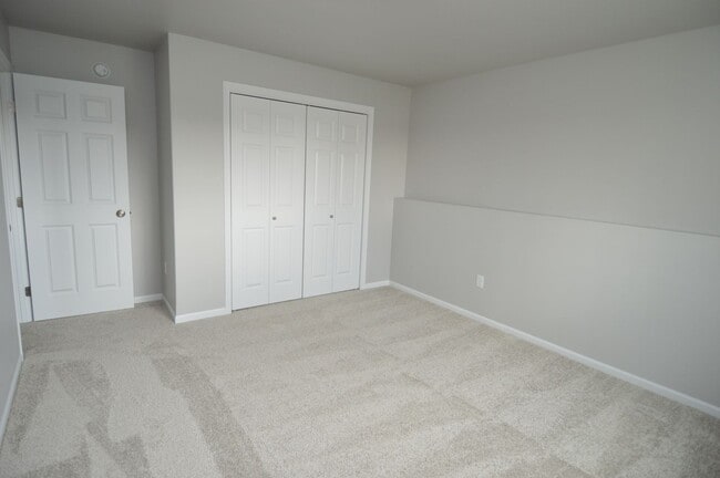 Building Photo - 4 bed 2 bath Townhome for rent!