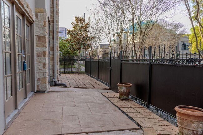 Building Photo - 2101 Elmen St