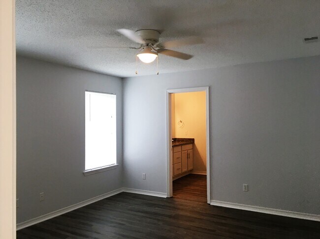 Building Photo - 902 Lauderhill Ln