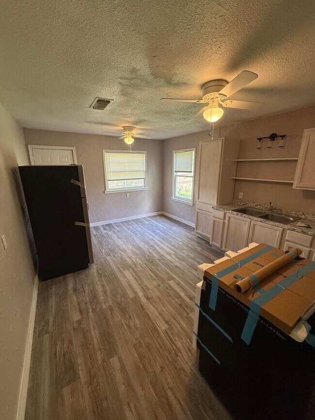 Building Photo - Available NOW! 4 bedroom 2 bathroom in Medical District