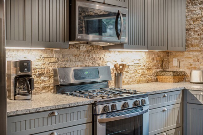 Building Photo - SKI LEASE:  Family Home with 1-Car Garage,...