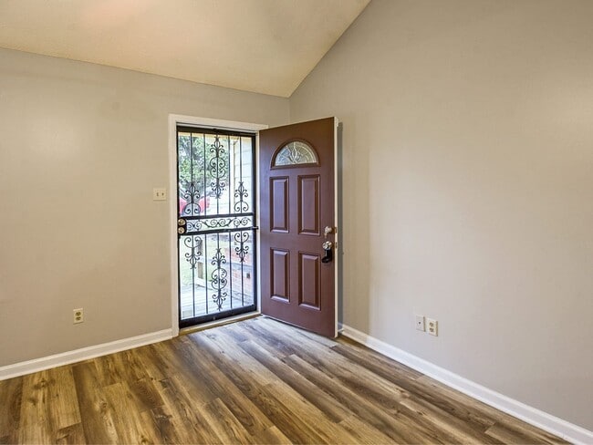 Building Photo - Adorable 3 bed, 2 bath home with stainless steel appliance package.